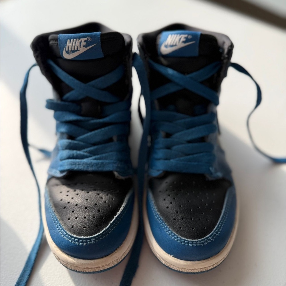 Jordan retro 1 marina blue.